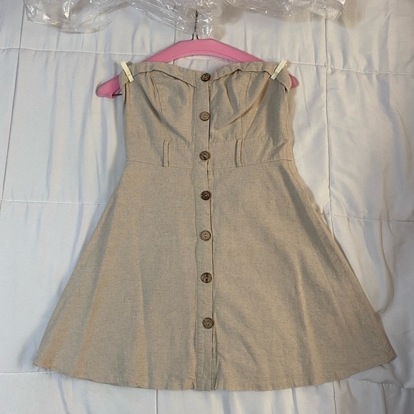 Charlotte Russe Dresses & Skirts - Charlotte Russe Linen, Strapless Mini Dress with wood-like buttons. Size Medium